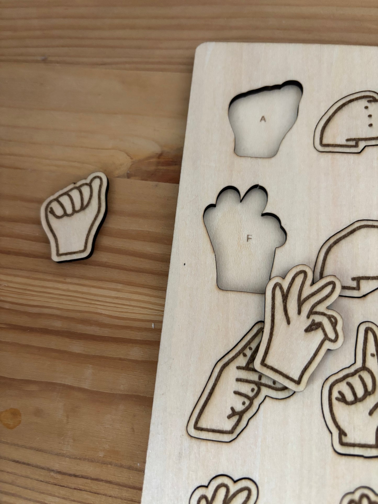 Abecedario de LSE en madera